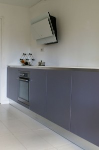 Cuisine laquée gris cendre, gorge et socle en aluminium
